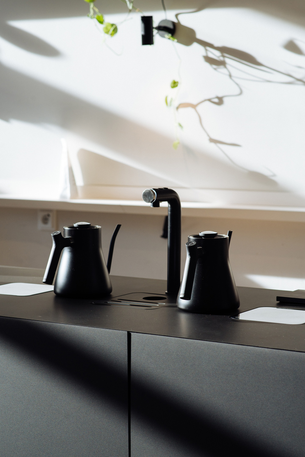black counter at Tornqvist Coffee Hamburg designed by AENY